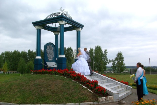 Памятник 8-ми братьям Сидоровым, погибшим в годы ВОВ